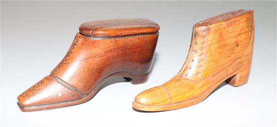 2 shoe treen snuff boxes